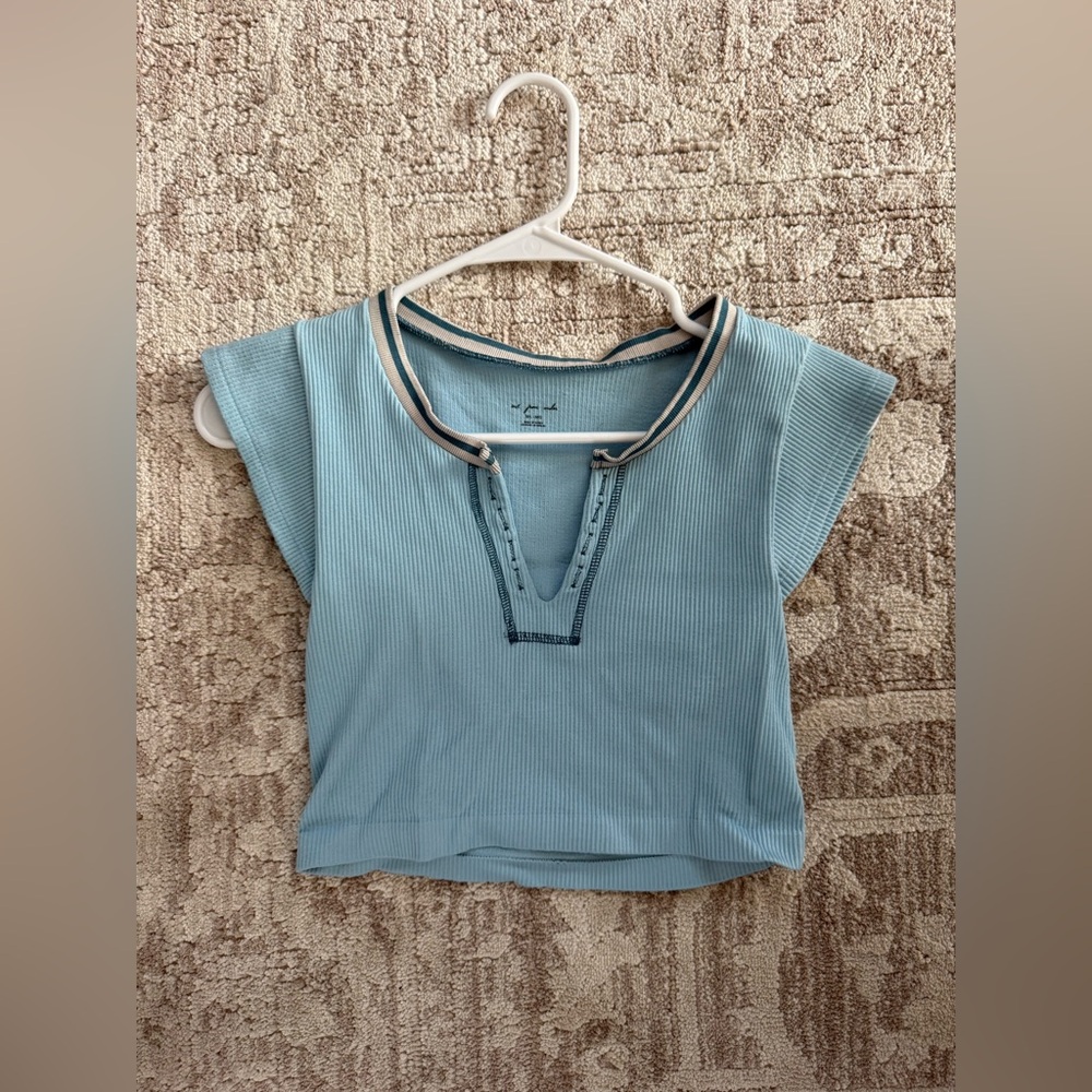 Light Blue Ribbed V-Neck Crop Top with Contrast Trim